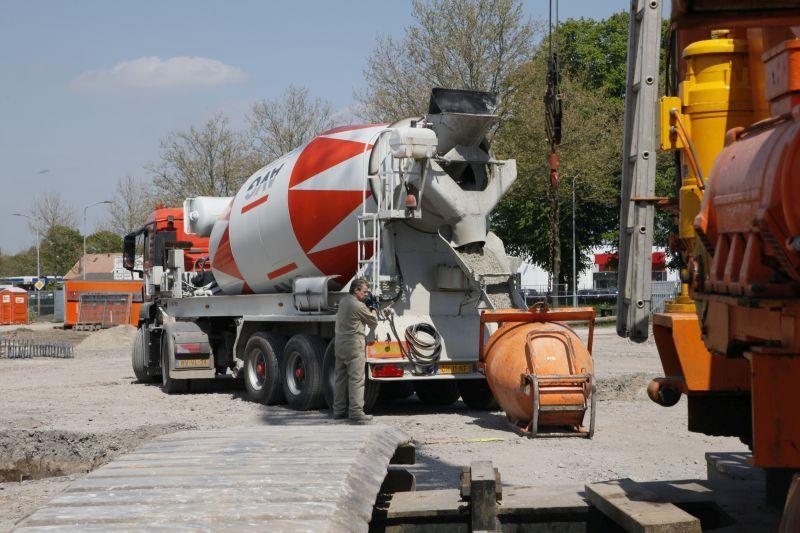 beton-mixer-vrachtwagen-lossen-beton-bouw-avg-bouwstoffen
