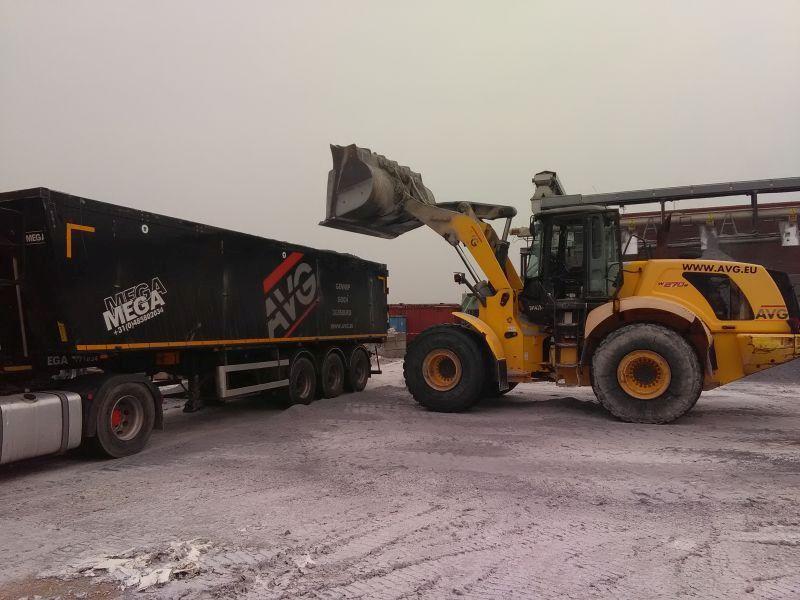 AVG Transport & Verhuur voor transport en logistiek bij grond-, weg- en waterbouwprojecten. Kippertransport, betontransport, volumetransport, silotransport, verhuur grondverzet machines, gladheidsbestrijding.