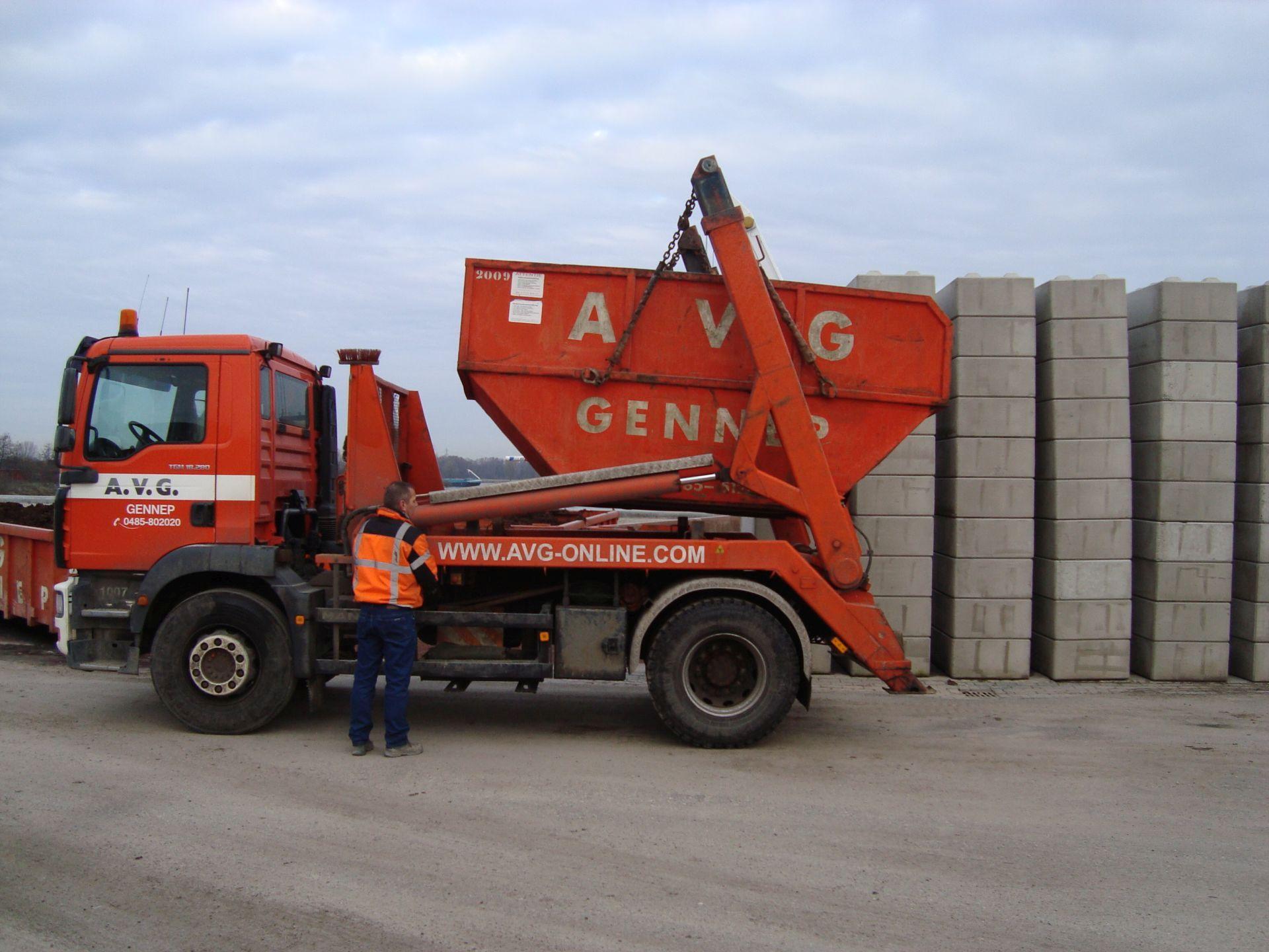 Hoge afval container te huur bij AVG. AVG verhuurt allerlei afvalcontainers, zoals bouwbakkie, puincontainer, afval container, bouwafval container, container voor grond afvoeren, vuilcontainer, grofvuil container, bouwcontainer, containerbak, afzetcontainer, grond container, container voor puin afvoeren en andere containers met verschillende kuub inhoud.