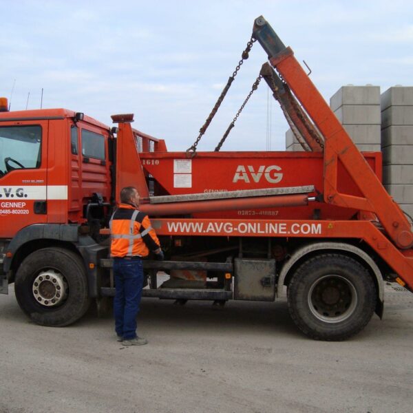 Midden afvalcontainer - bouwcontainer te huur bij AVG. AVG verhuurt allerlei afvalcontainers, zoals bouwbakkie, puincontainer, afval container, bouwafval container, container voor grond afvoeren, vuilcontainer, grofvuil container, bouwcontainer, containerbak, afzetcontainer, grond container, container voor puin afvoeren en andere open en gesloten containers met verschillende kuub inhoud.