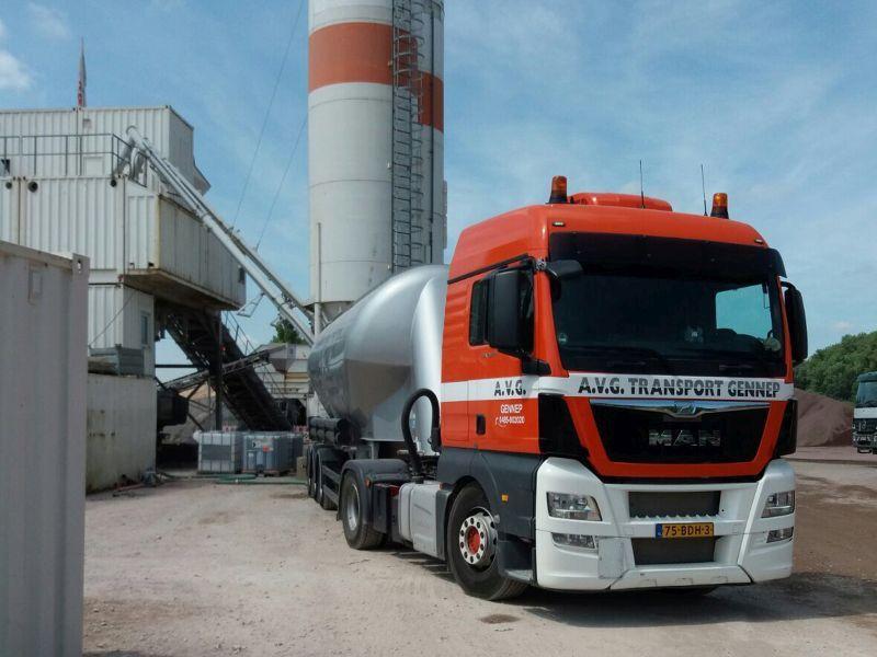 AVG Transport & Verhuur voor transport en logistiek bij grond-, weg- en waterbouwprojecten. Kippertransport, betontransport, volumetransport, silotransport, verhuur grondverzet machines, gladheidsbestrijding.