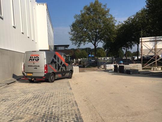 Nieuwbouw logistieke bedrijfshal VTS Boxmeer. De infrastructuur voor de nieuwe hallen van VTS Boxmeer gaf Bouwbedrijf Van de Ven uit handen aan AVG Infra. De opdracht betreft het grondwerk voor de nieuwbouw. Het aanbrengen van 500 meter infiltratieriool, de buitenriolering, het verruimen van de aangelegen waterpartij voor infiltratie en ca. 7.000 m2 straatwerk. Het beton voor de nieuwbouw wordt geleverd door AVG Heymix. AVG Transport verzorgde het benodigde vervoer van bouwmaterialen.