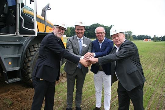 Start verkoop woningen Maashaeghe Park Boxmeer, openingshandeling Burgemeester en wethouder. AVG Infra verricht bovengrondse en ondergrondse infrastructuur, grond-, weg- en waterbouw Park Maashaeghe Boxmeer, voormalige locatie Maasziekenhuis.