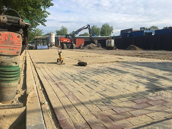 Erdarbeiten, Straßenbelaege und Asphalt Lidl Gennep. Für das Bau-unternehmen Geelen Vastgoed & Bouw aus Neer hat AVG Infra die Erdarbeiten des Baus Lidl Gennep durchgeführt. Außerdem war AVG Infra für die Straßenbeläge rund um das Gebäude verantwortlich. Dazu gehört auch der Bau des Parkplatzes mit Pflastersteinen und Asphalt.