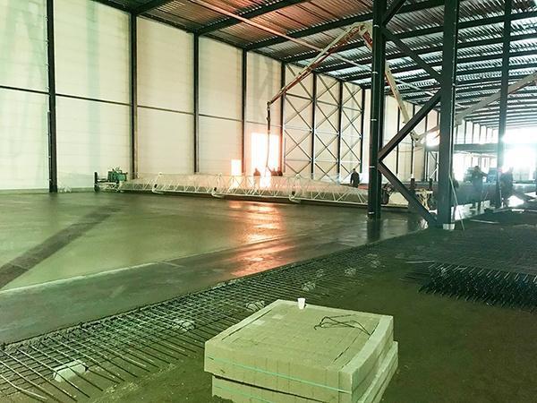 Van Berlo Betonvloeren geeft AVG Bouwstoffen, Heijmix, een beton samenstellen voor de nieuwe hallen van Arvato in Heijen. Betonmortel volgens een speciaal Van Berlo recept.