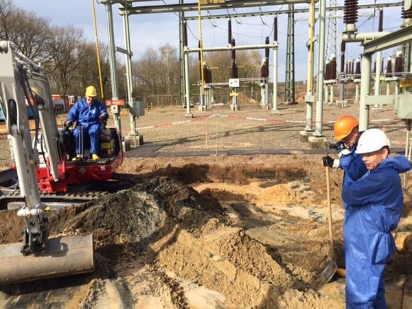 Enexis wil in de toekomst veilig nieuwe kabels in de grond kunnen leggen, zonder gezondheidsrisico’s, en gaf AVG Infra opdracht voor de omvangrijke bodemsanering. Elke dag worden door AVG Infra vakken van 1,5 meter diep afgegraven. Elk ontgraven vak moet dezelfde dag weer aangevuld zijn met schoon zand.