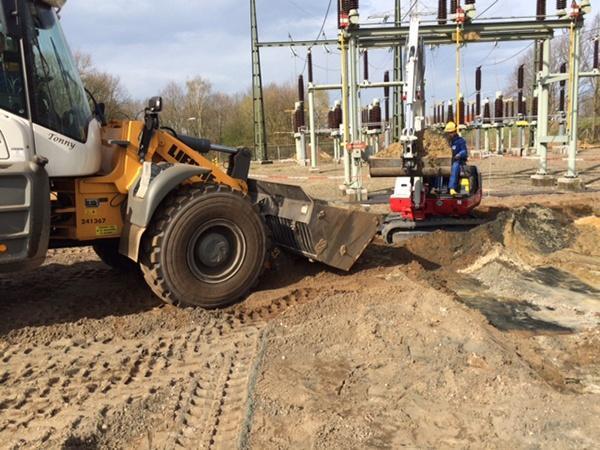 Enexis wil in de toekomst veilig nieuwe kabels in de grond kunnen leggen, zonder gezondheidsrisico’s, en gaf AVG Infra opdracht voor de omvangrijke bodemsanering. Elke dag worden door AVG Infra vakken van 1,5 meter diep afgegraven. Elk ontgraven vak moet dezelfde dag weer aangevuld zijn met schoon zand.