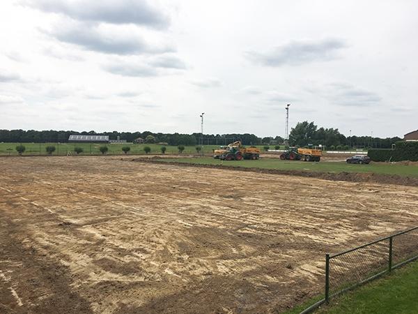 Innovative neue Naturgrasmatten für Fußballclub Achates in Ottersum. Die Gemeinde hat sich für ein innovatives Konzept von SWECO, TopGroW®, entschieden, eine bezahlbare und einzigartige Lösung. Naturgrasrasen.