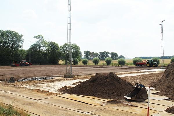 Innvatieve nieuwe natuurgrasmat voor voetbalvelden van Achates in Ottersum. AVG heeft van ingenieursbureau SWECO en de gemeente Gennep, de opdracht gekregen voor de renovatie van twee sportvelden.
