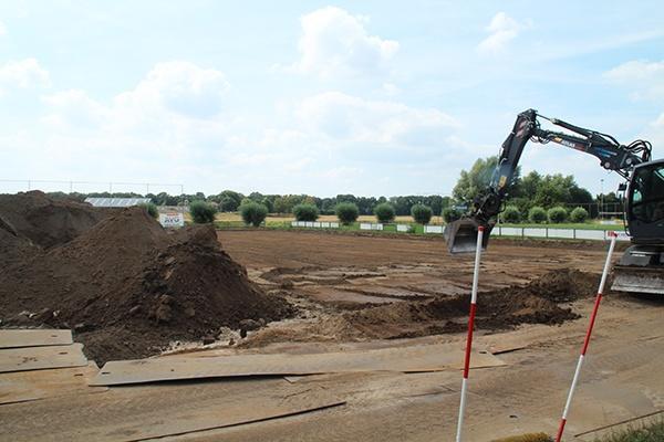 Innvatieve nieuwe natuurgrasmat voor voetbalvelden van Achates in Ottersum. AVG heeft van ingenieursbureau SWECO en de gemeente Gennep, de opdracht gekregen voor de renovatie van twee sportvelden.