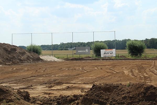 Innvatieve nieuwe natuurgrasmat voor voetbalvelden van Achates in Ottersum. AVG heeft van ingenieursbureau SWECO en de gemeente Gennep, de opdracht gekregen voor de renovatie van twee sportvelden.