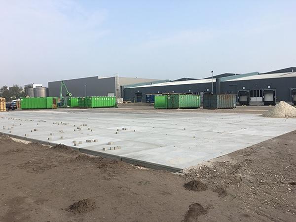 AVG Infra, wegenbouw, Nederland, zorgt voor uitbreiding buitenopslag van DSV Solutions Nederland in Oostrum, gemeente Venray.