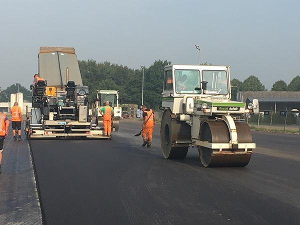 AVG Infra, wegenbouw, Nederland, zorgt voor uitbreiding buitenopslag van DSV Solutions Nederland in Oostrum, gemeente Venray.