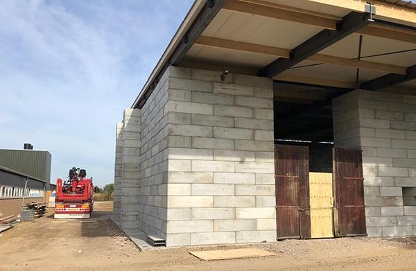 Razendsnel een hal bouwen met betonblokken. AVG Bouwstoffen heeft iov Hoex Bouw bouwbedrijf Baublocks geproduceerd en geplaatst voor een constructie van een opslaghal voor landbouwmachines in Vierlingsbeek. Ruim 900 AVG Baublocks van diverse afmetingen hebben bijgedragen aan deze constructie van 26 meter lang, 18 meter breed en 5 meter hoog. Met AVG Baublocks kan snel en flexibel bijna elke opslaghal worden gebouwd. AVG Heymix leverde het beton voor onder andere de vloeren.