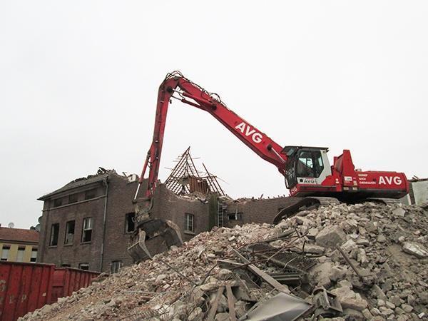 AVG Infra wordt veel gevraagd als aannemer voor sloopwerken, sloopbedrijf in Limburg, Brabant en Gelderland. Voor gemeenten, woningbouwverenigingen, projectontwikkelaars en aannemers in deze grote regio zijn wij dé partner op het gebied van sloopwerken. Totaalsloopwerken en renovatiesloopwerken verrichten wij al vele jaren vakkundig en veilig volgens de beoordelingsrichtlijn BRL SVMS-007. Met deskundig en gemotiveerd personeel en een groot arsenaal modern materieel voeren wij in eigen beheer ieder project in elke omvang uit. Voor onze opdrachtgevers verzorgen wij de totale sloop; vanaf het aanvragen van sloopvergunningen, het sloopveiligheidsplan, het sloopwerk, de afvoer van de materialen, de duurzame recycling ervan tot nieuwe grondstoffen, tot en met het opleveren van bouwrijpe grond. Circulair slopen staat bij AVG Infra voorop. Circulair slopen betekent dat alle materialen, het sloopafval, wordt gerecycled en vervolgens weer als grondstof dient voor nieuwe bouwstoffen en producten.