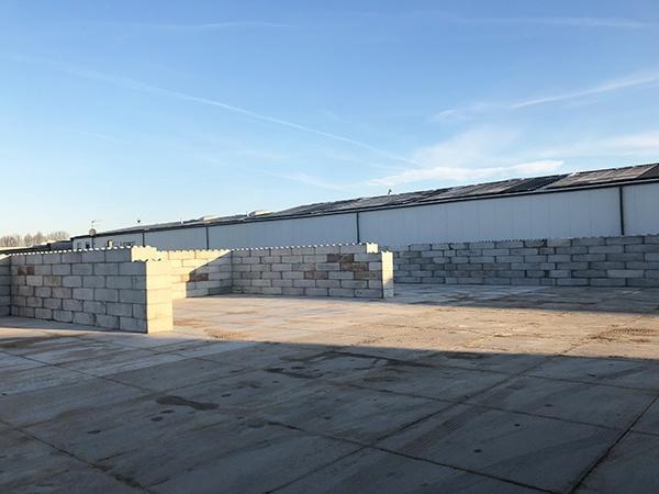 Opslagboxen scheiden met AVG Baublocks. Betonblokken, stapelblokken van beton, bouwblokken van beton.