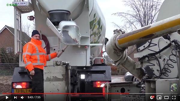 Beton storten door AVG Heijmix betoncentrale. Film van Sjaak Jakobs. Honderd procent elektrische betonmixer wordt ingezet in Mook.