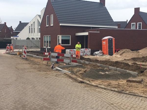 AVG Infra - Wegenbouw, Straßenbau Projekt De Steeg Leunen: Nach dem Abriss der Diskothek wurden im Laufe der Jahre der Boden saniert, eine Kanalisation angelegt und Pflasterarbeiten durchgeführt. Der Projektbereich wurde von AVG Wegenbouw, Straßenbau, außerdem mit Beleuchtung, Bäumen, Hecken und einem Spielplatz für Kinder versehen. Damit haben wir ein langwieriges Projekt zu einem guten Ende geführt.