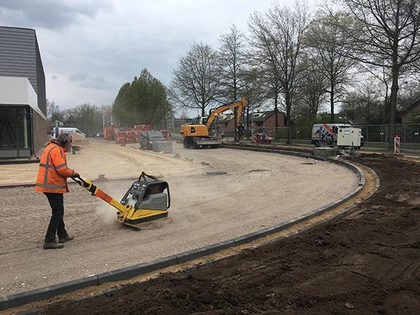 AVG Wegenbouw, Straßenbau, überzeugt Gemeinde Heumen und erhält Zuschlag für Neubau Sportzentrum Malden Für das neue Sportzentrum mit Schwimmbad in Malden hat AVG Wegenbouw den Auftrag für die Verlegung der Kanalisation und den Bau der Parkplätze erhalten. Bei der Kanalisation handelt es sich um einen „Infiltrationskanal“.