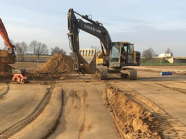 Goodman erweitert sein Portfolio im Regiopark Mönchengladbach um ein neues Grundstück von rund 60.000 m². AVG Bau Goch und A VG Baustoff e Duisburg haben inzwischen mit den vorbereitenden Tiefbauarbeiten begonnen. Zurzeit wird das Gelände um einen bis anderthalb Meter erhöht. AVG Baustoff e Duisburg liefert dafür 130.000 Tonnen Erde und 30.000 Mischgranulat.