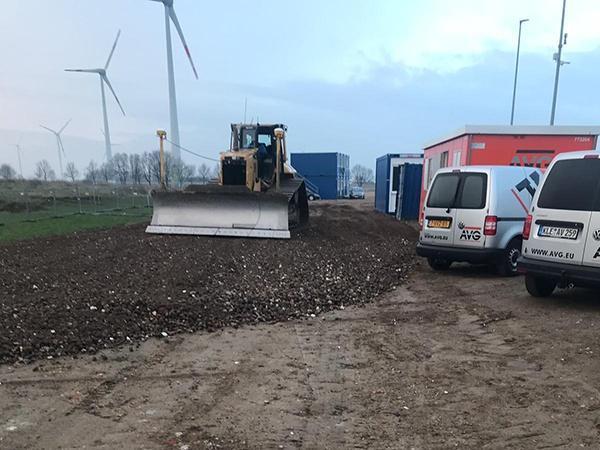 Goodman breidt zijn portfolio in het Regiopark Mönchengladbach uit met een nieuw grondstuk van ca. 60.000 m². AVG gaat het bedrijventerrein aanleggen en is begonnen met de grondwerkzaamheden om het terrein bouwrijp te maken. AVG Bau Goch en AVG Baustoffe Duisburg zijn gestart met de voorbereidende grondwerkzaamheden. Momenteel wordt het terrein één tot anderhalve meter opgehoogd. AVG Baustoffe Duisburg levert daarvoor 130.000 ton grond en 30.000 ton menggranulaat.