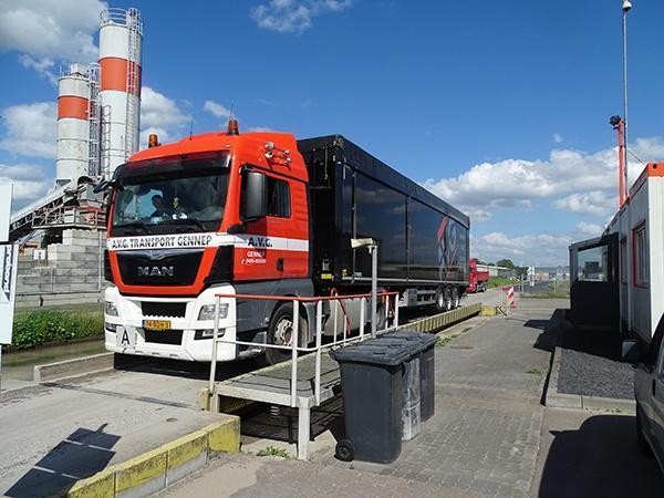 Volumentransport Benelux und Deutschland, 25 bis 95 Kubikmeter pro Fahrt. Schubboden, Kipper, Container, Walkingfloors, Silofahrzeuge. GMP Zertifizierung.