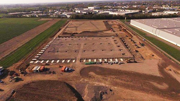 Nieuw logistiek centrum Fiege Emmerich. AVG Bau Goch kreeg van Goldbeck International GmbH de opdracht voor alle grondwerkzaamheden waaronder het grondverzet, alle verhardingen van asfalt en straatwerk en rioleringswerkzaamheden.