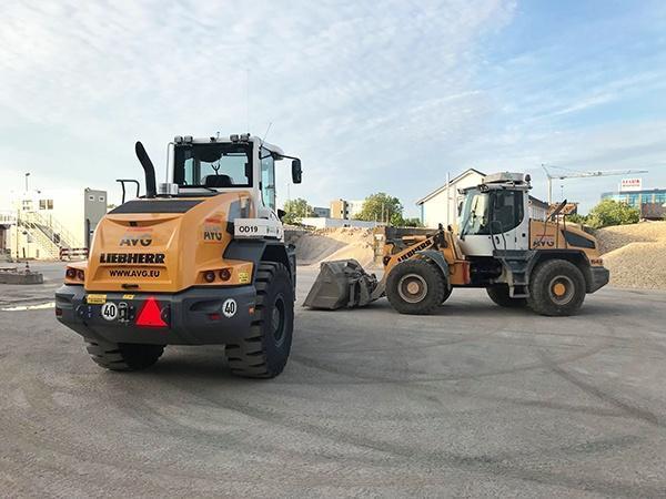 Twee nieuwe laadschoppen voor AVG Baustoffe Duisburg, locatie Rheinhausen. Een Cat 938 en een Liebherr 546.