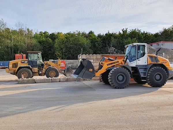 Twee nieuwe laadschoppen voor AVG Baustoffe Duisburg, locatie Rheinhausen. Een Cat 938 en een Liebherr 546.