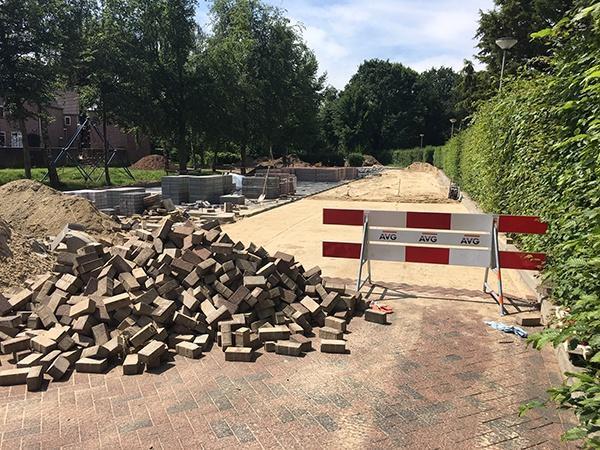 AVG Wegenbouw legt nieuwe parkeerplaatsen aan voor gemeente Gennep, inclusief bestrating.
