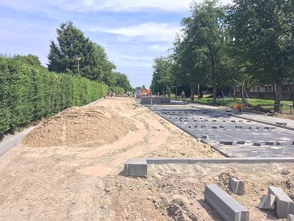 AVG Wegenbouw legt nieuwe parkeerplaatsen aan voor gemeente Gennep, inclusief bestrating.