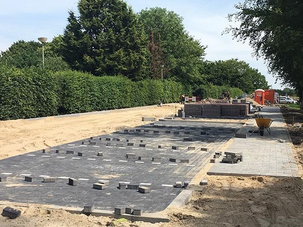 AVG Wegenbouw legt nieuwe parkeerplaatsen aan voor gemeente Gennep, inclusief bestrating.