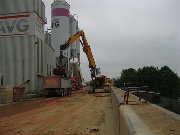 Güterumschlag im Hafen Heijen. Im AVG-Hafen in Heijen werden nicht nur Rohstoffe für AVG-Produkte per Schiff angeliefert, auch andere Unternehmen erhalten von AVG die Möglichkeit, Güter dort zu lagern und in LKW umzuladen.