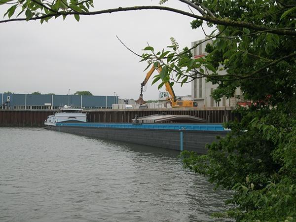 Güterumschlag im Hafen Heijen. Im AVG-Hafen in Heijen werden nicht nur Rohstoffe für AVG-Produkte per Schiff angeliefert, auch andere Unternehmen erhalten von AVG die Möglichkeit, Güter dort zu lagern und in LKW umzuladen.