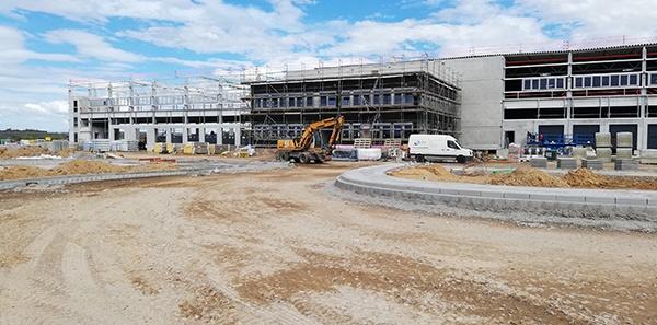 AVG Bau Goch tekende voor het grondverzet, legde de riolering aan en voerde alle verhardingen van asfalt en bestratingen uit van een nieuw logisitiekcentrum in Nettetal. Goldbeck Nord bouwde in een razend tempo een logistiekcentrum voor Röhlig Logistics in Nettetal.