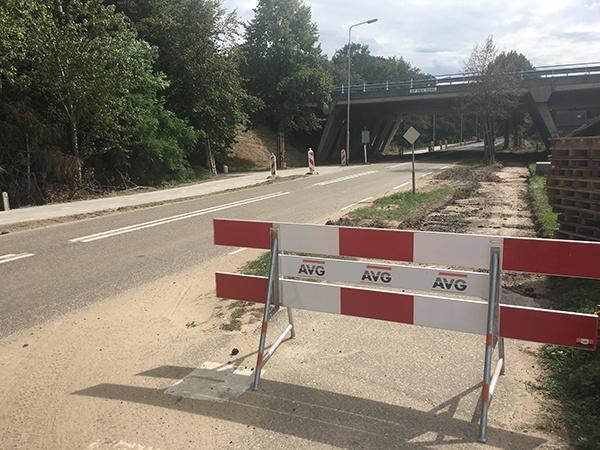 Straßenbau AVG Infra. Separater Radweg und Ausbesserung der Fahrbahn Hoofdstraat Heijen, Gemeinde Gennep.
