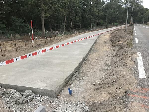 Straßenbau AVG Infra. Separater Radweg und Ausbesserung der Fahrbahn Hoofdstraat Heijen, Gemeinde Gennep.