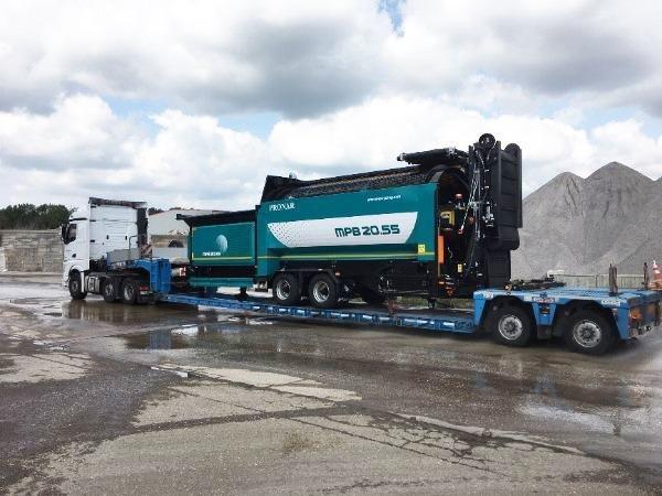 Mobiele trommelzeef van AVG Bouwstoffen. Deze nieuwe mobiele trommelzeef MPB2055 is in staat om nog beter aarde, grond te zeven. Gezeefde grond.