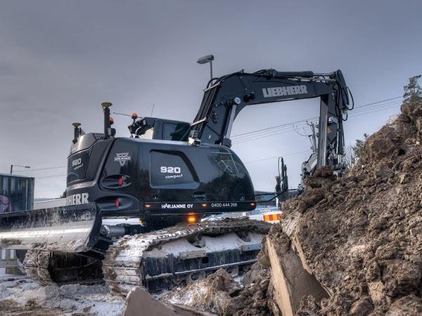 Das AVG Kampfmittelbeseitigungs - Team in Duisburg, freut sich über die neuste Technologie aus dem Hause Liebherr. Es handelt sich hierbei um einen werksneuen Kettenbagger vom Typ Liebherr, R 920 Litronic – Abgasstufe V – 20-Tonnen-Klasse.