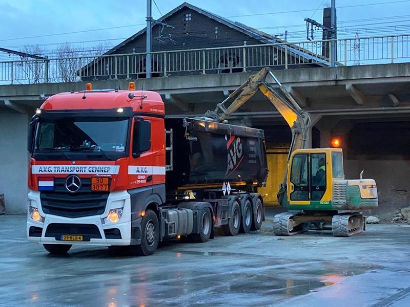 ADR transport los gestorte goederen, gevaarlijke stoffen door AVG Transport. AVG vervoert gevaarlijke stoffen alle klassen. ADR Transport van verontreinigde grond is een belangrijk deel van het ADR Transport.