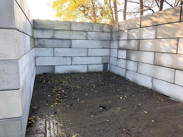 AVG Infra und AVG Bouwstoffen bauen funktionelle Lagerboxen von Baublocks für Baumschule Ebben
