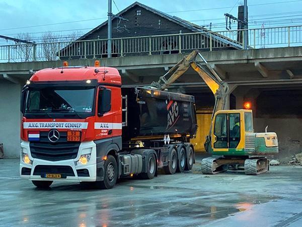 ADR transport los gestorte goederen, gevaarlijke stoffen door AVG Transport. AVG vervoert gevaarlijke stoffen alle klassen. ADR Transport van verontreinigde grond is een belangrijk deel van het ADR Transport.