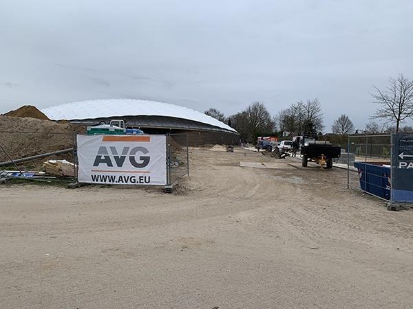 AVG Wegenbouw richt buitenterrein in bij nieuwbouw Vrijheidsmuseum Groesbeek: grondverzet, bestrating, aanleggen parkeerplaatsen.