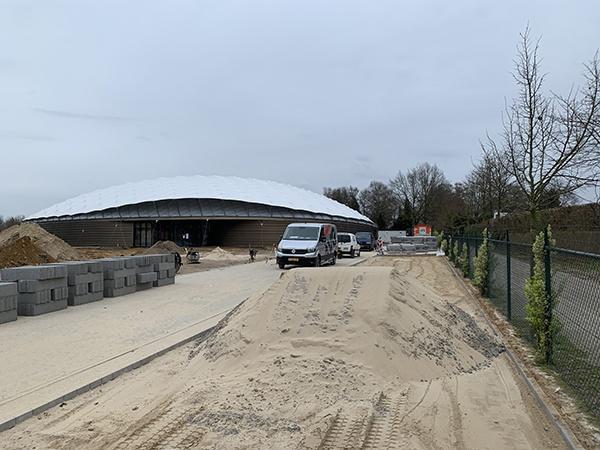 AVG Wegenbouw richt buitenterrein in bij nieuwbouw Vrijheidsmuseum Groesbeek: grondverzet, bestrating, aanleggen parkeerplaatsen.