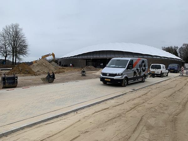 AVG Wegenbouw richt buitenterrein in bij nieuwbouw Vrijheidsmuseum Groesbeek: grondverzet, bestrating, aanleggen parkeerplaatsen.