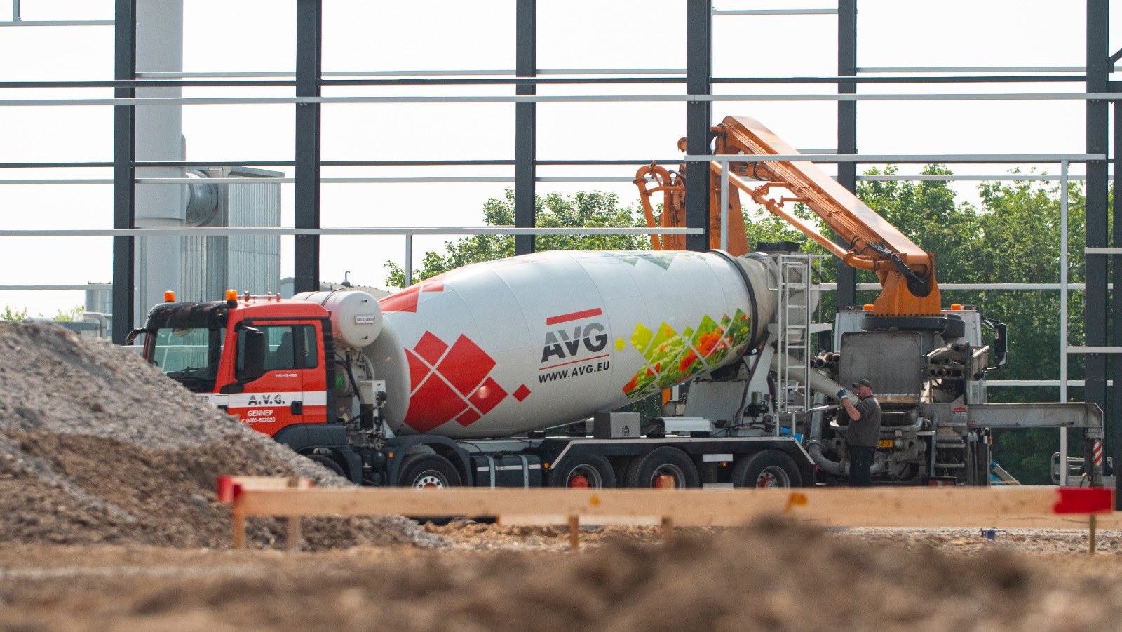 Beton storten? Beton vloer storten? Fundering of poer? Of betonprijs per m3 weten? AVG Betoncentrale AVG Heijmix in Heijen.
