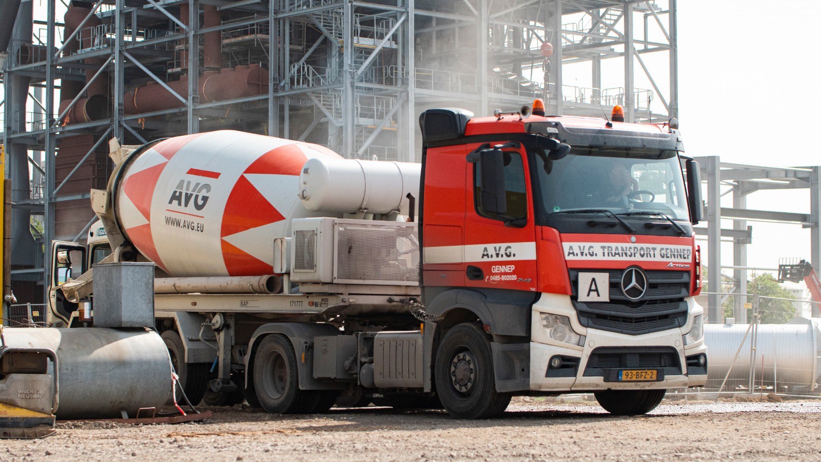 Betoncentrale-AVG-Heijmix-Heijen-beton-storten-betonmortel-betonmixer-betonpomp-mixerpomp-betonvloer-storten-beton-prijs-per-m3-1600-2 Beton storten? Beton vloer storten? Fundering of poer? Of betonprijs per m3 weten? AVG Betoncentrale AVG Heijmix in Heijen.