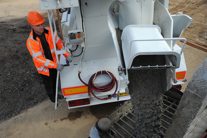 Beton storten? Beton vloer storten? Fundering of poer? Of betonprijs per m3 weten? AVG Betoncentrale AVG Heijmix in Heijen.