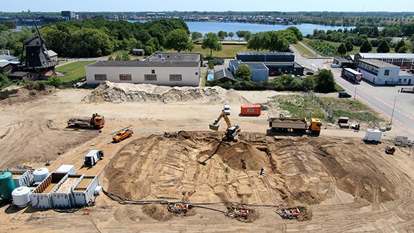 Abbruch, Bodensanierung und Standortvorbereitung in Katwijk. AVG Tiefbau. Im Auftrag des Unternehmens Nabuurs transport en logistiek aus Haps begann AVG Wegenbouw (Bau/Infra) Anfang des Jahres mit dem Abriss einer Industriehalle in Katwijk und der Sanierung des Bodens dieser Halle. Noch in diesem Jahr wird AVG Wegenbouw den Standort für den Bau eines neuen Vertriebszentrums vorbereiten.