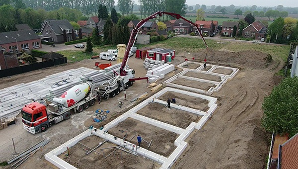 Baugrundvorbereitung Wohnungen Heijen. Grundarbeiten, Kanalisation, Beton, Pflasterarbeiten, usw. AVG Tiefbau, Strassenbau und Heymix.